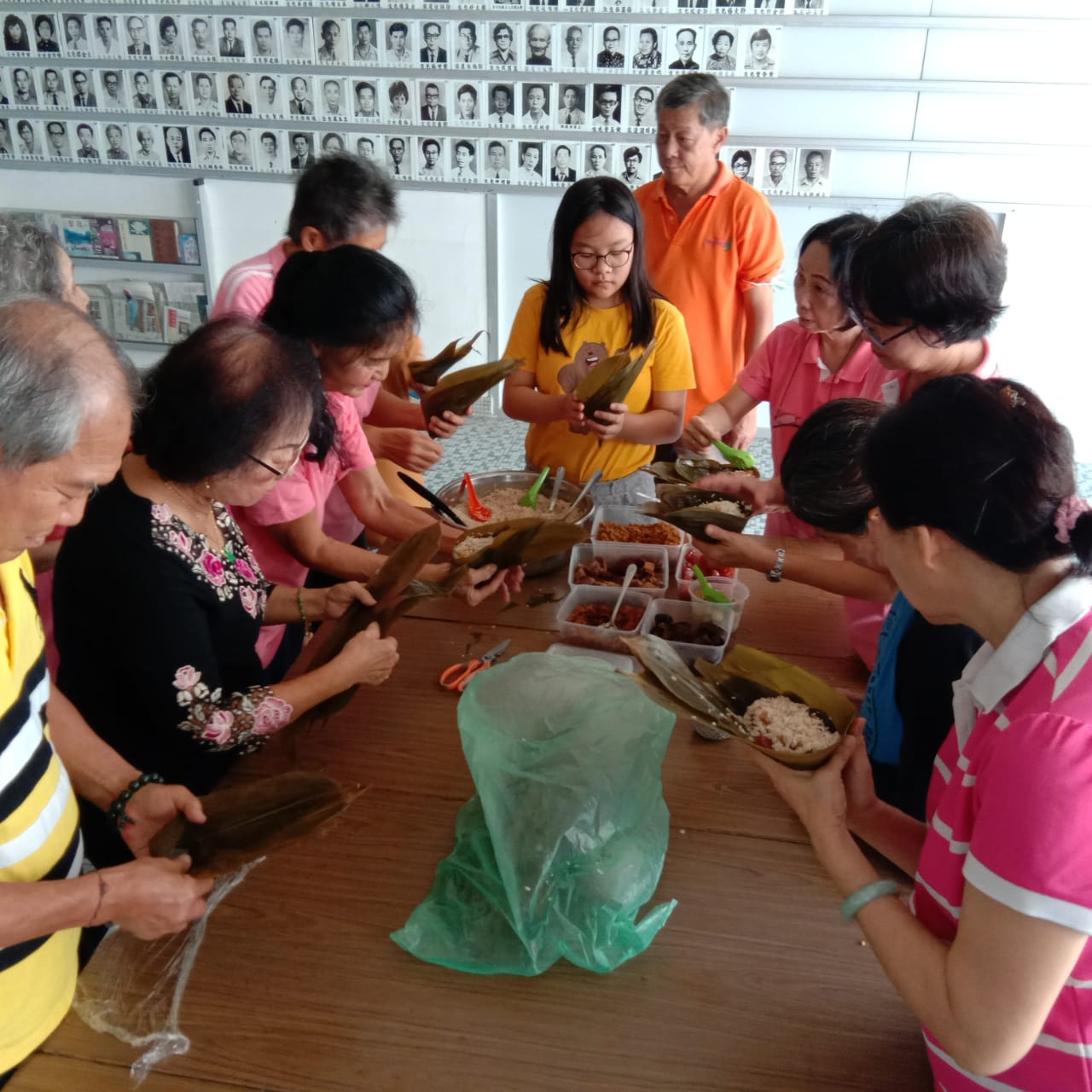 妇女组端午节裹粽子活动